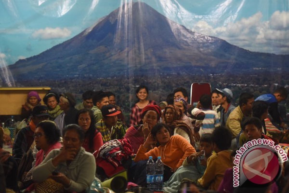 Mitigation agency evacuates people due to activity of Mt Sinabung