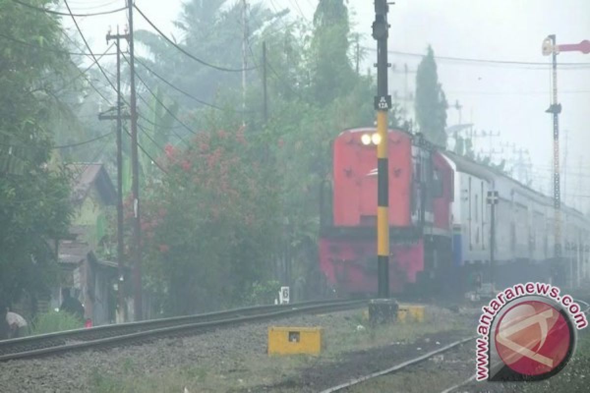 KA Babaranjang anjlok hambat kereta lain 