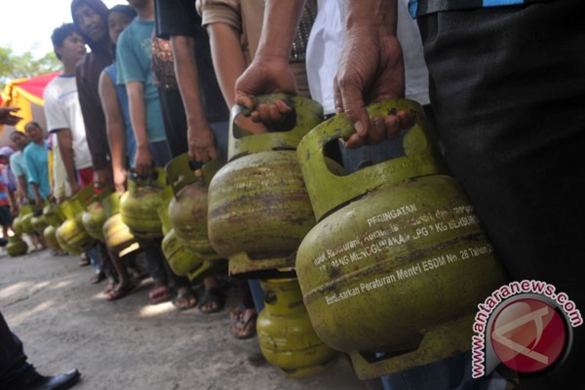 Banjarmasin residents complain about LPG scarcity