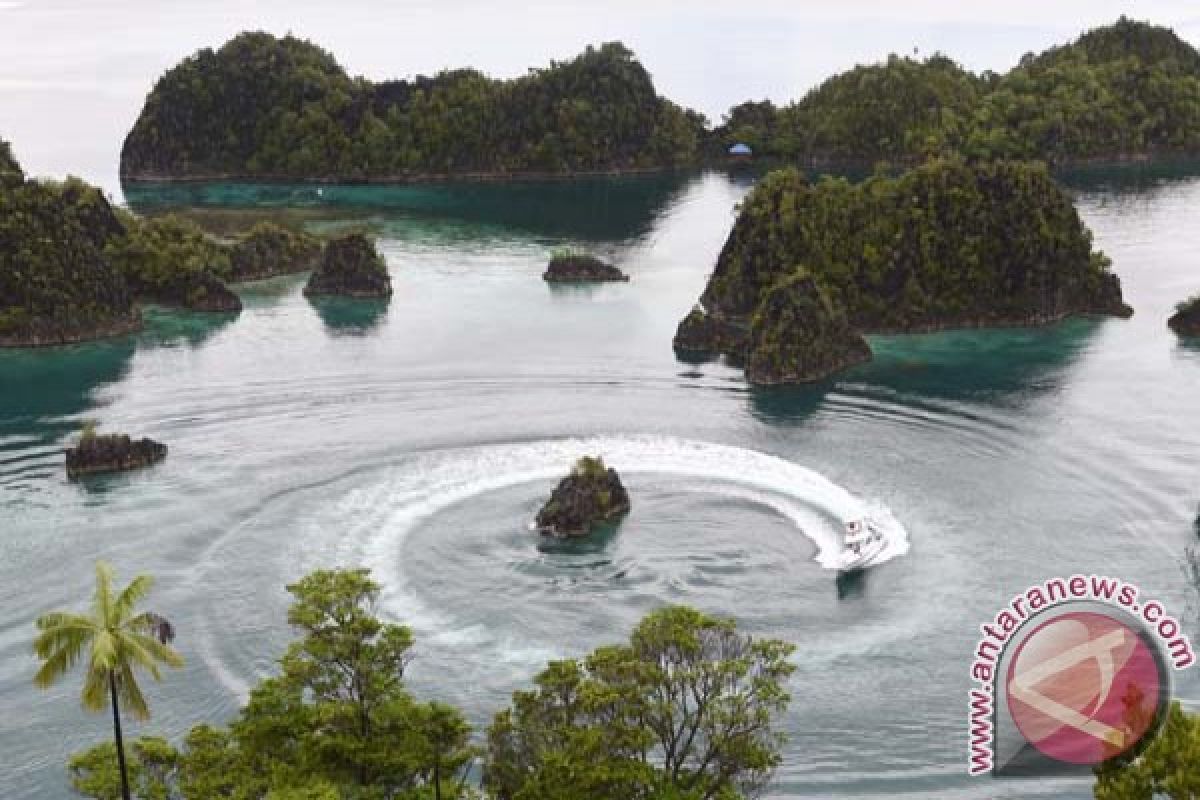 President Jokowi visits Piaynemu Bay in Raja Ampat