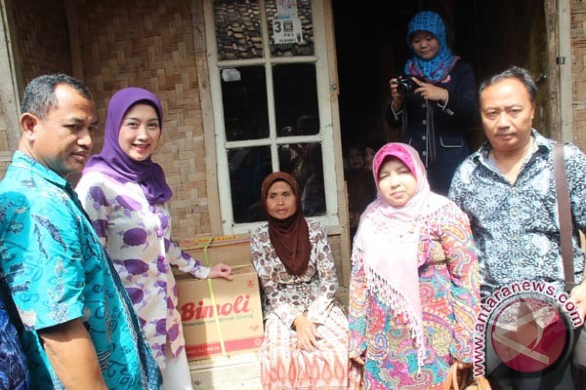 Anggota DPR Bantu Penyandang Disabilitas Di Sukabumi 
