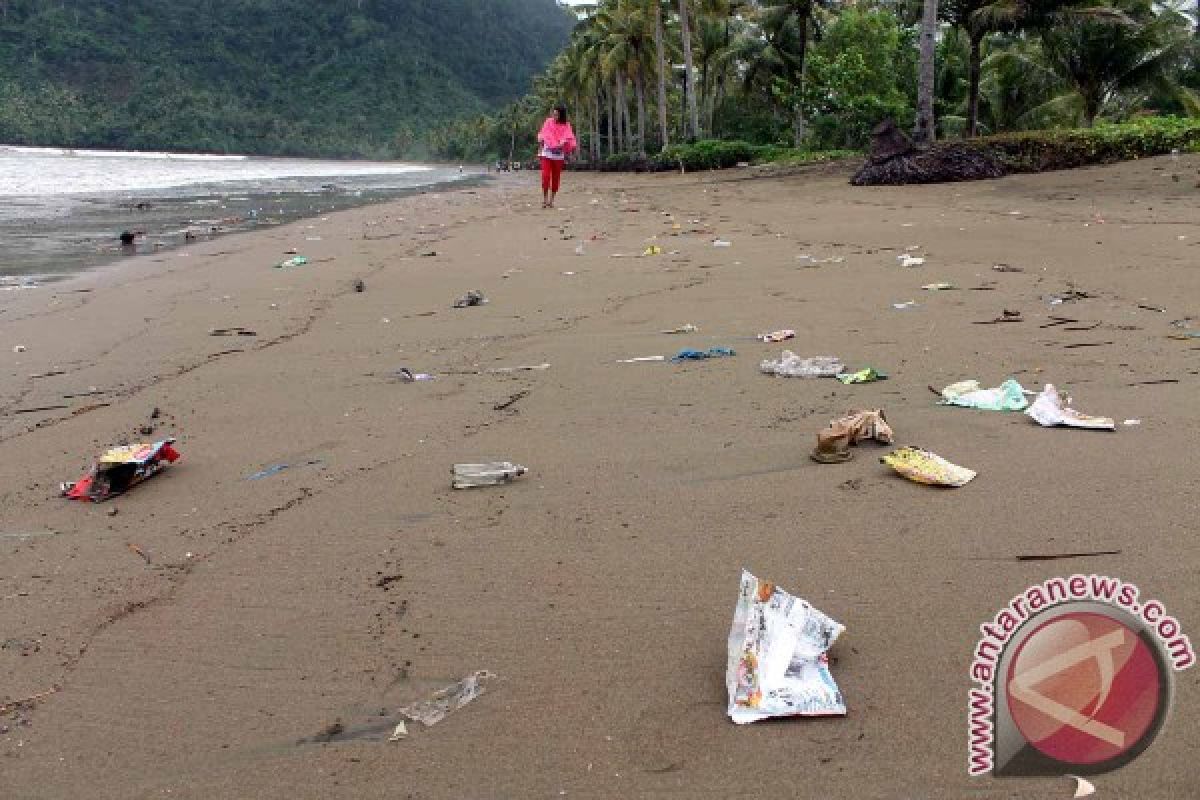 Objek Wisata Pantai Trenggalek Dipenuhi Sampah Plastik