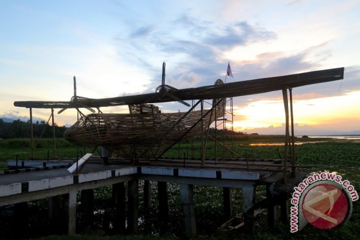 Replika Pesawat Soekarno Hadir Di Tepi Danau Limboto