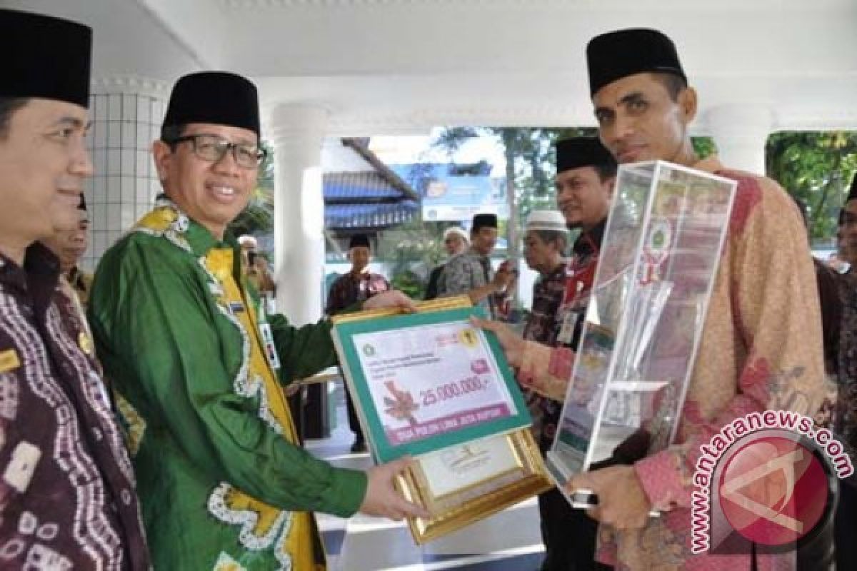  Masjid  Agung Riadhussalihin Juara Satu  