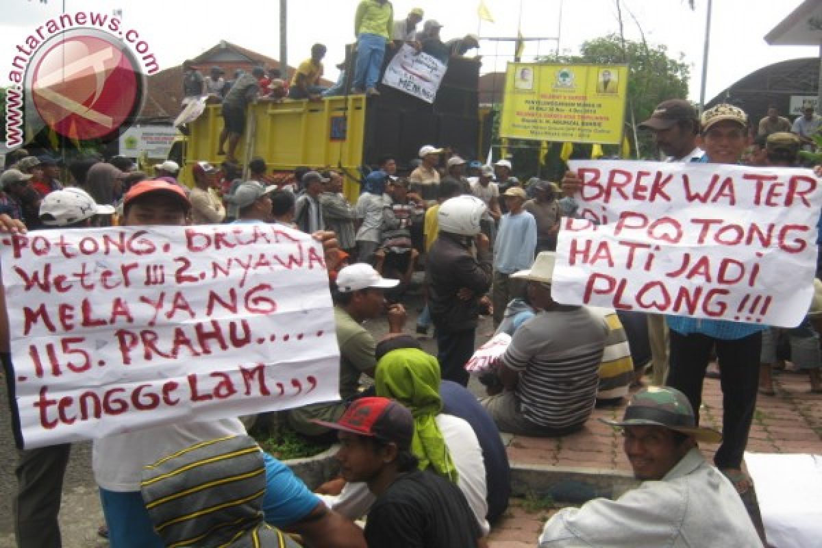 Ratusan Nelayan Jember Demo Pemecah Ombak