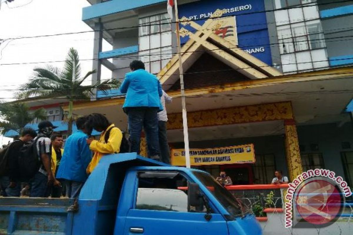 Polisi Tutup Jalan Menuju Kantor PLN Tanjungpinang