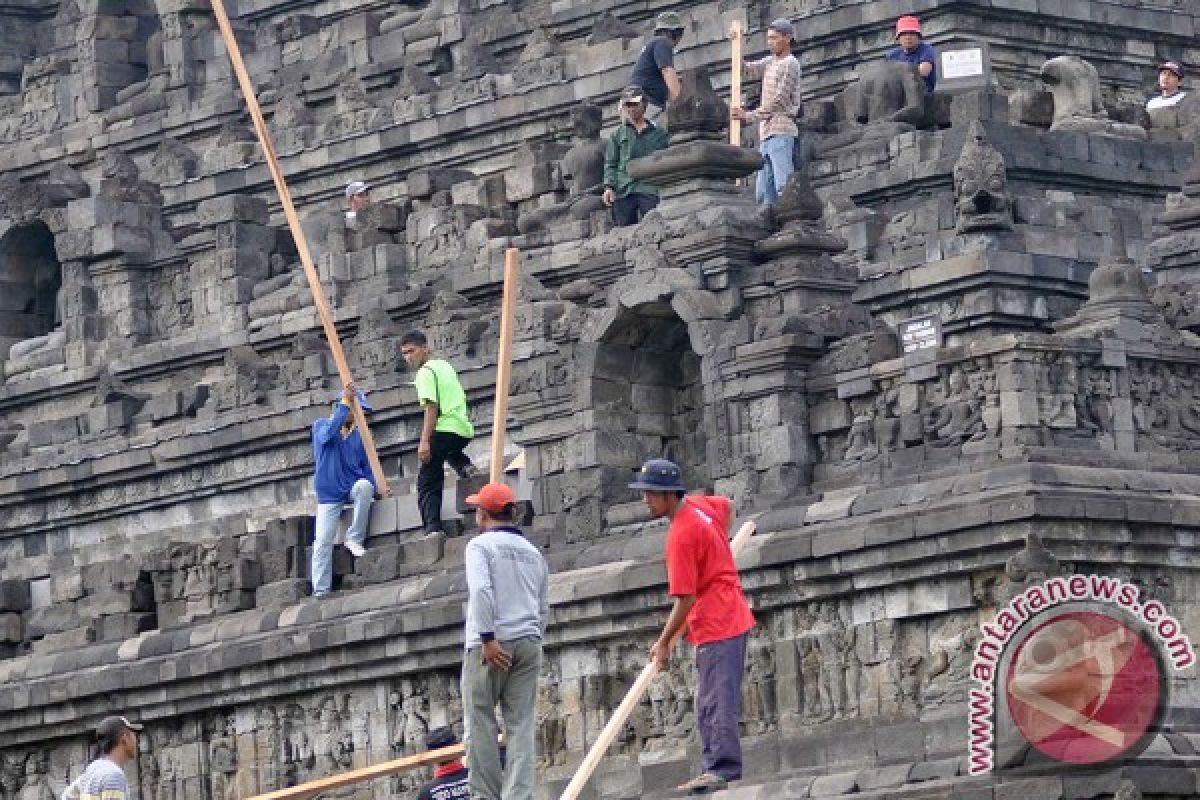 Ratusan pelajar laksanakan gerakan bersih Candi Borobudur