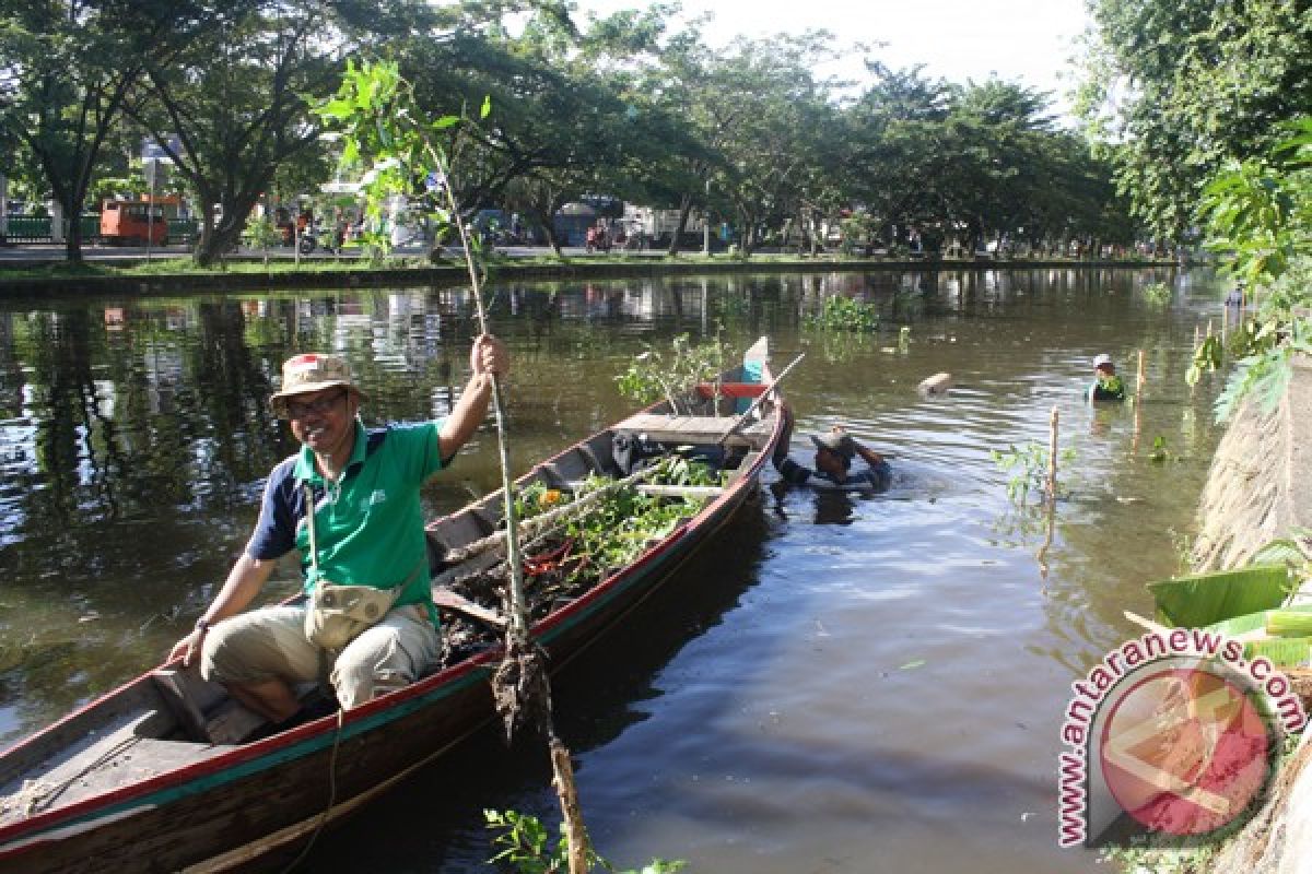 Environmentalist  Greening Banjarmasin With Rambai