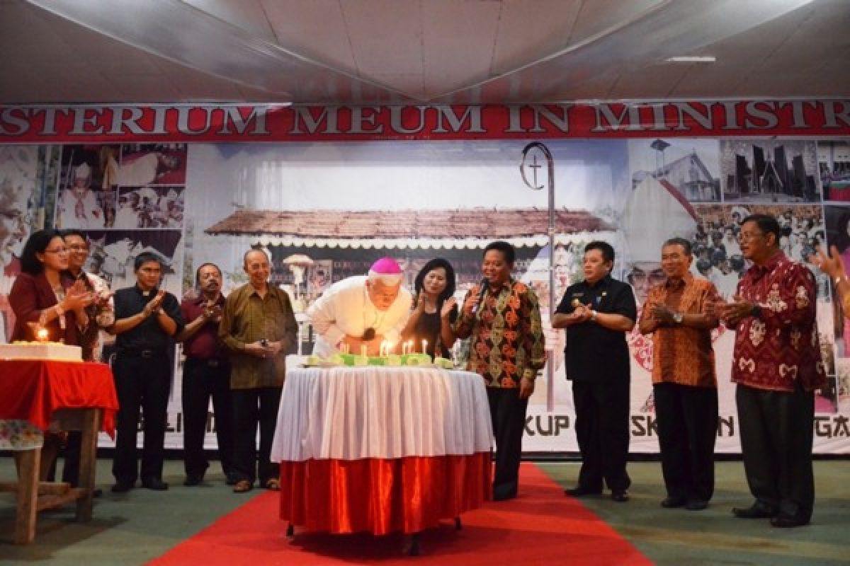 Uskup Resmikan 25 Gereja Se-keuskupan Sanggau Sepanjang 2015