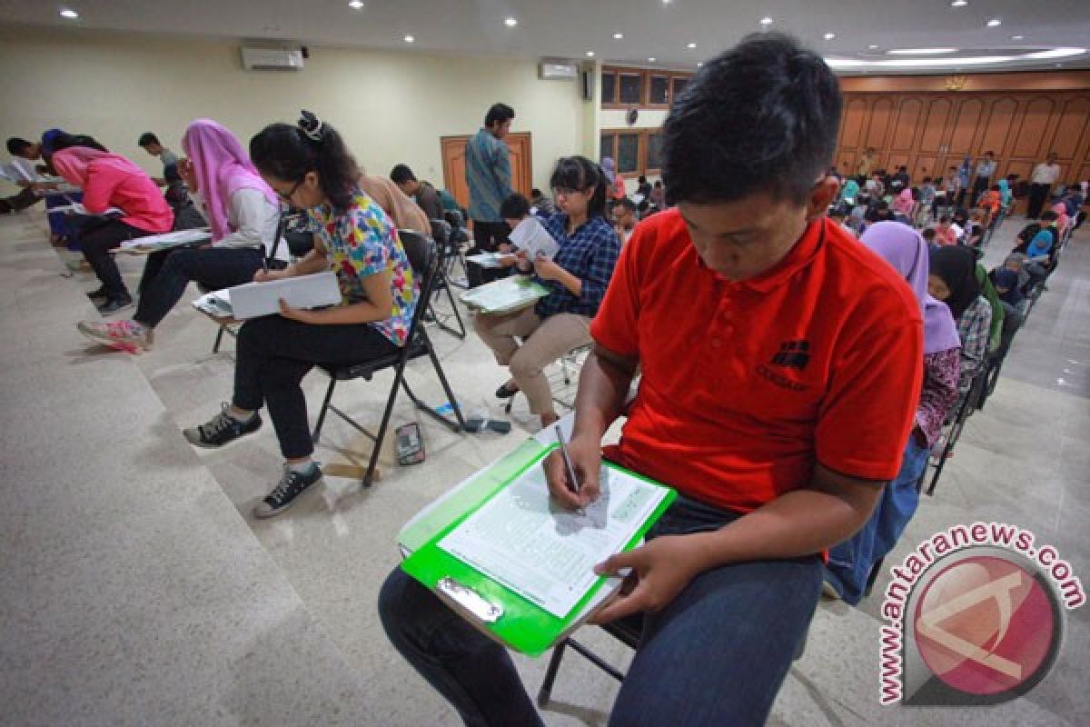 Ujian SBMPTN CBT Surabaya berjalan lancar
