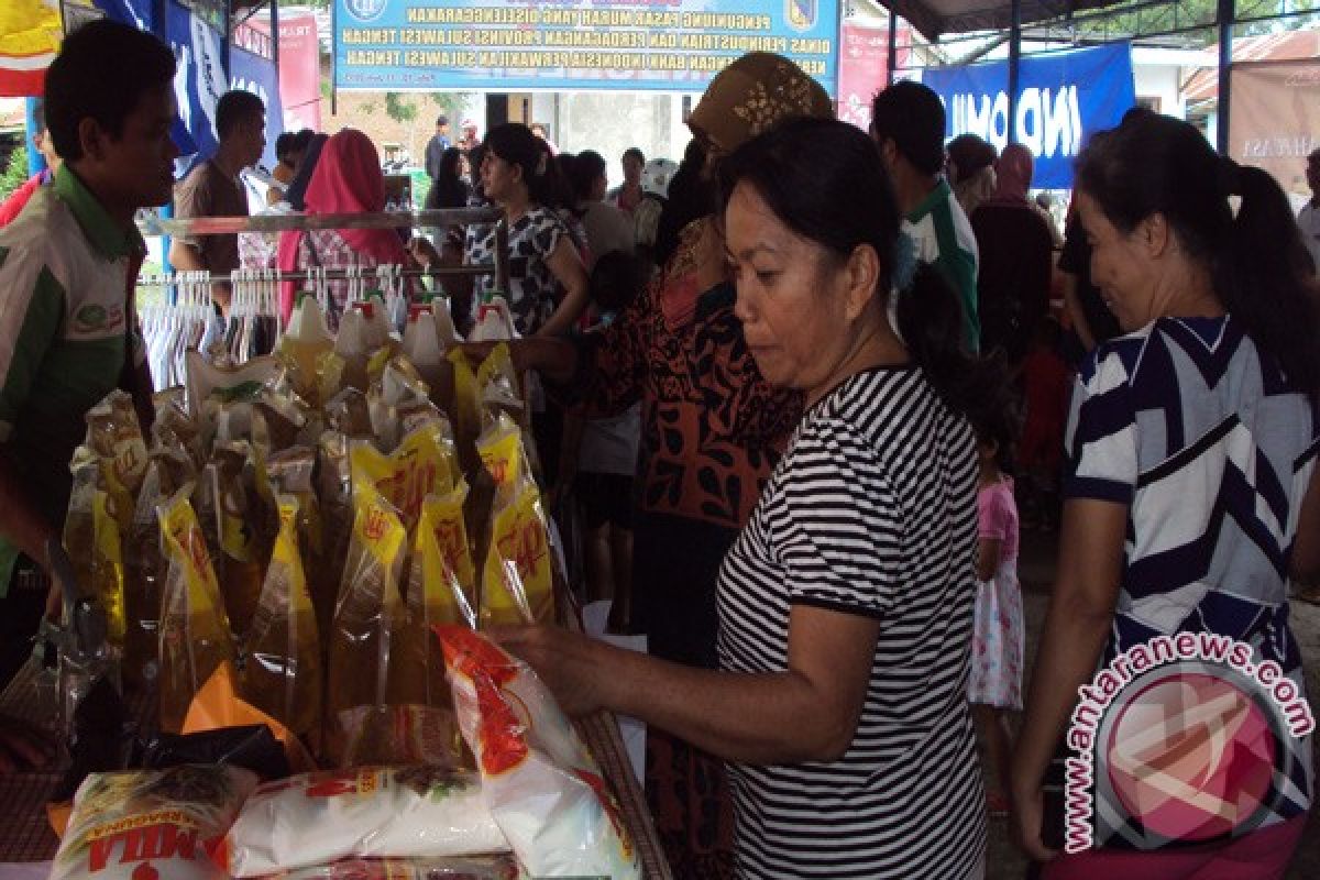 Warga Palu Antusias Belanja Di Pasar Murah 