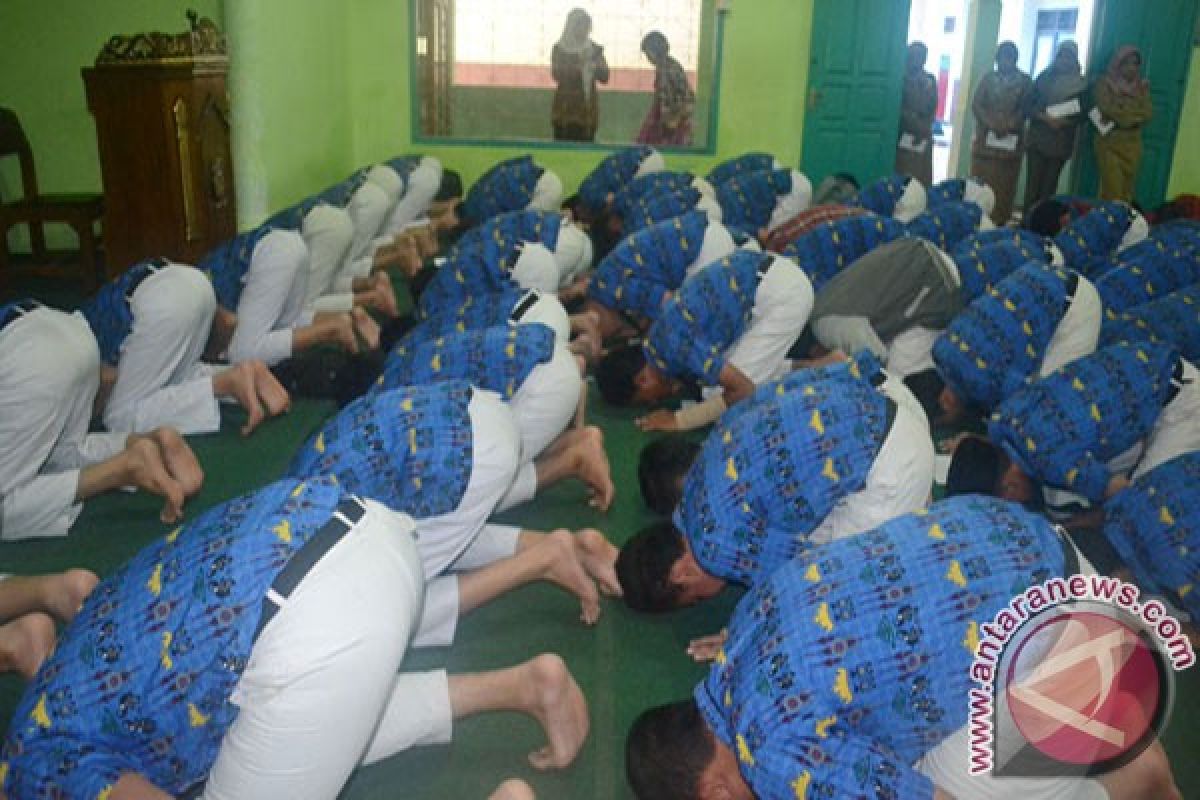 Sujud Sukur Warnai Kelulusan Siswa SMP Di Bandarlampung