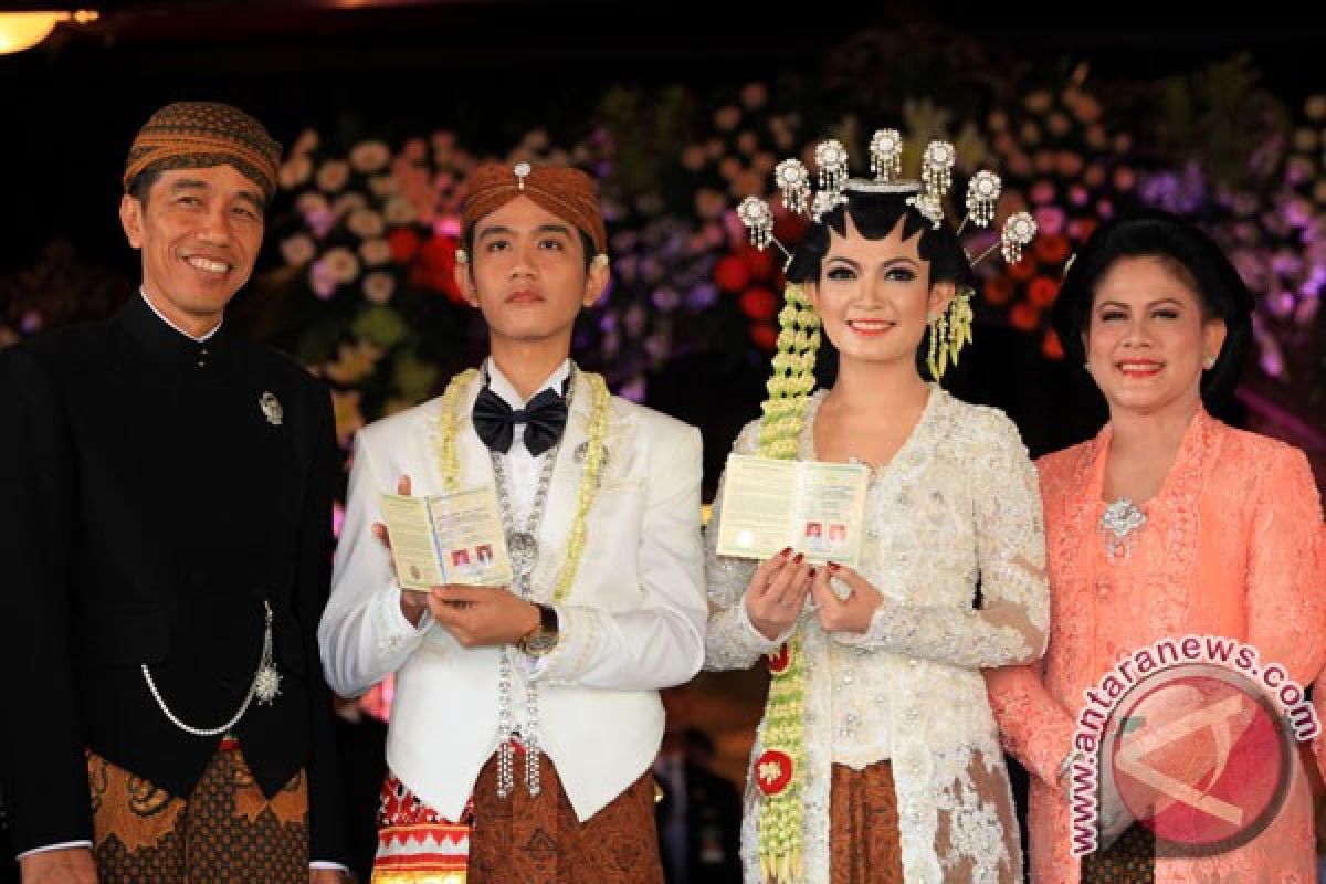 Jokowi`s eldest son Gibran, Selvi officially married