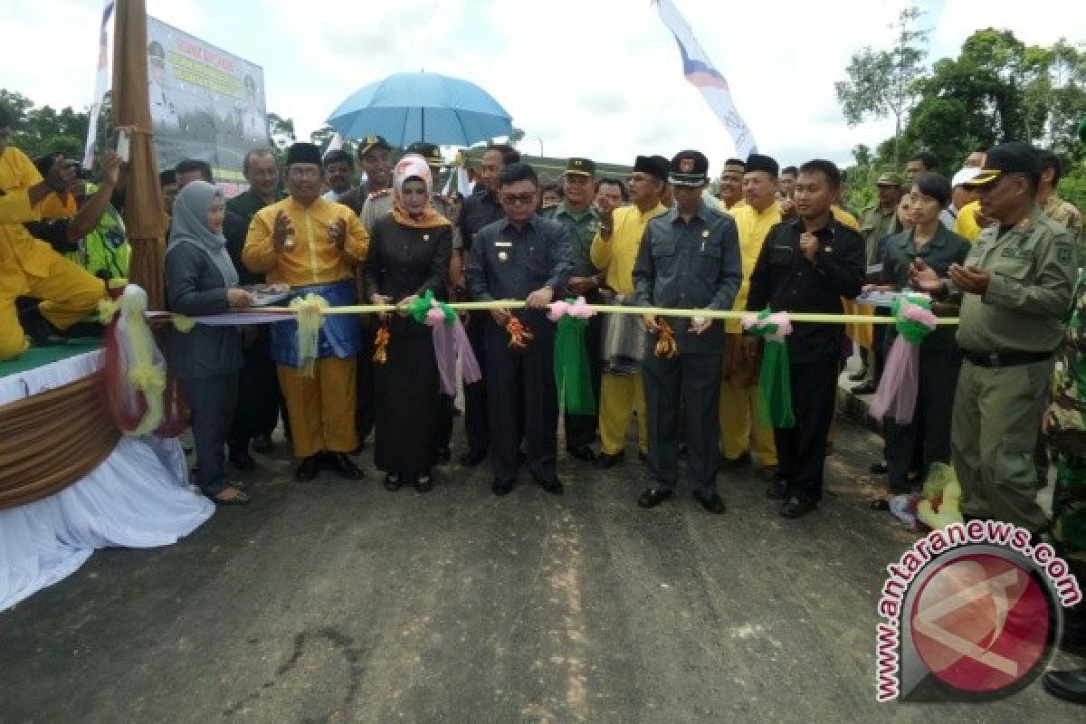 Bupati Kobar Resmikan Jalan Layang 2.000 Meter