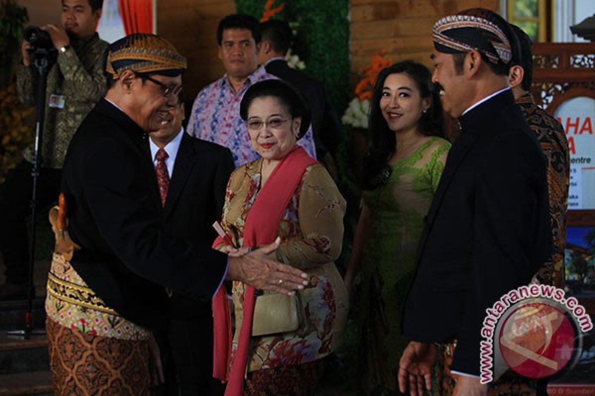 Megawati saksikan proses akad nikah Selvi-Gibran