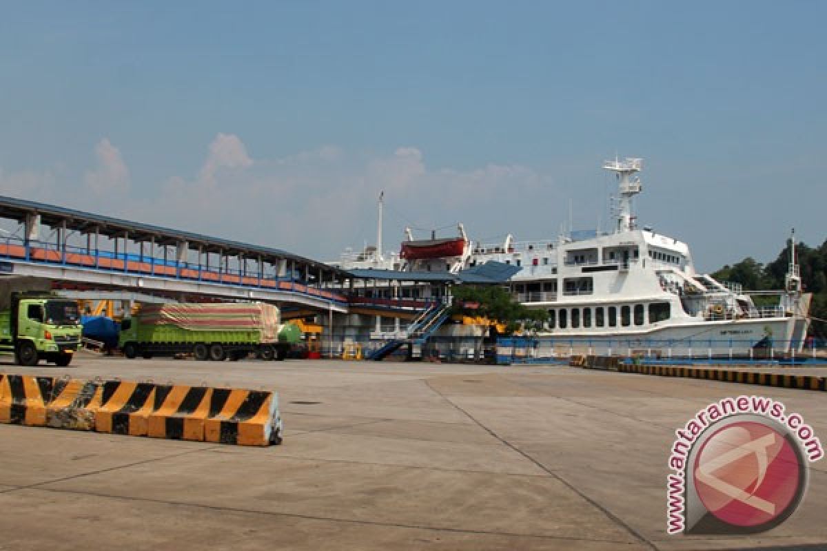 Lalu lintas di Pelabuhan Merak lancar