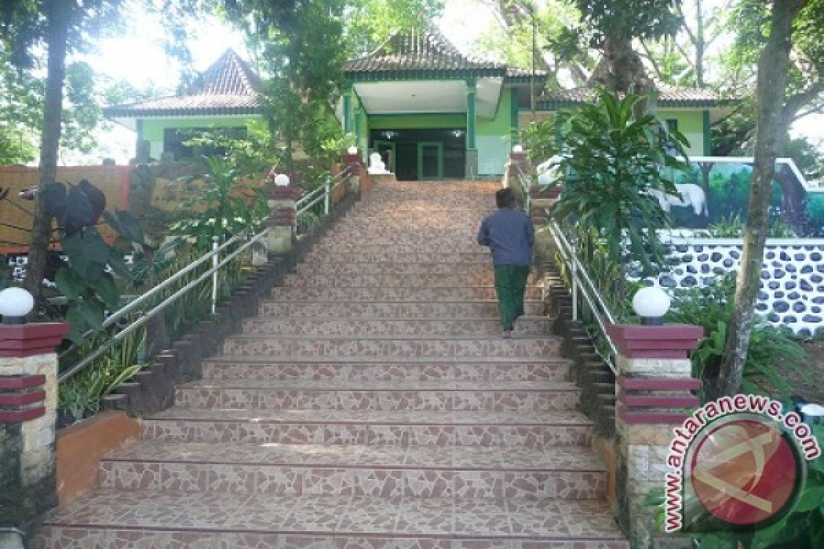 Wisata Religi ke Makam Ki Ronggo Bondowoso