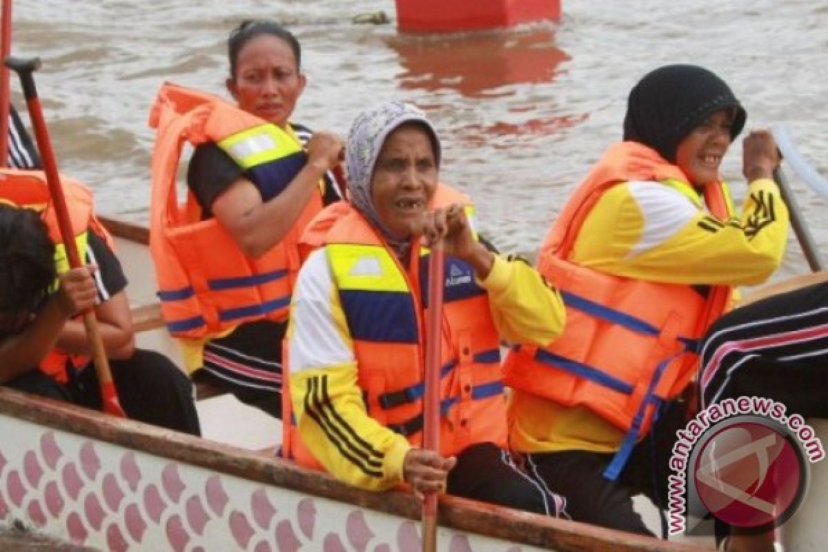 60 Year-old Woman Participates in Mahakam Dragon Boat Festival