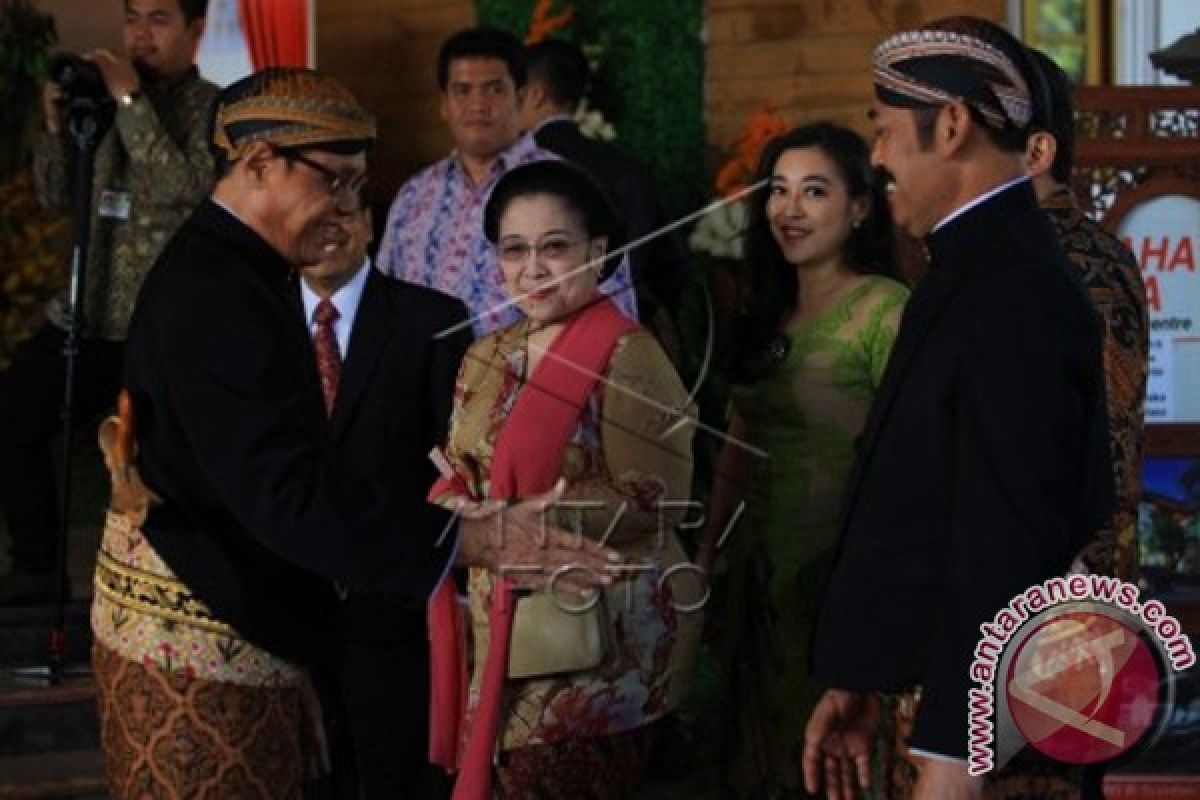 Megawati Saksikan Proses Akad Nikah Selvi-Gibran