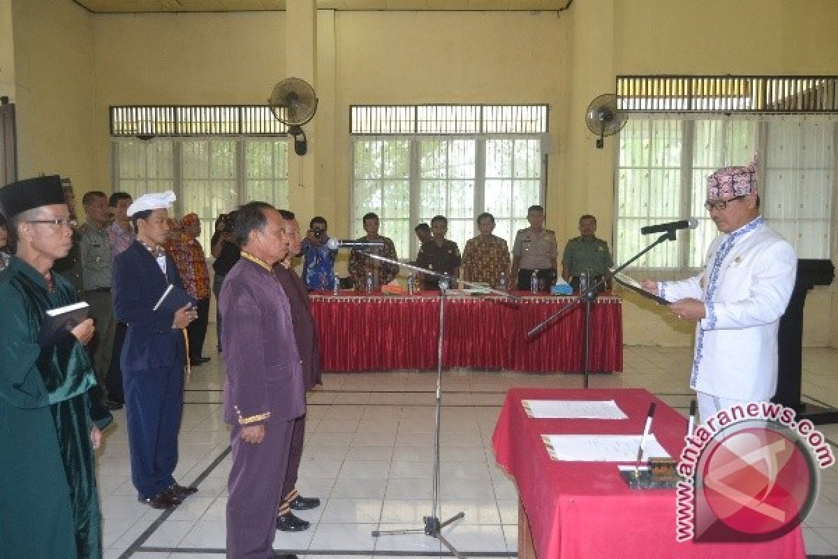 Bupati Barsel Lantik Damang Adat 2 Kecamatan 