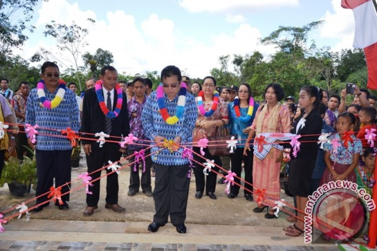 Bupati Sekadau Resmikan GKII Egeni Dusun Keliat