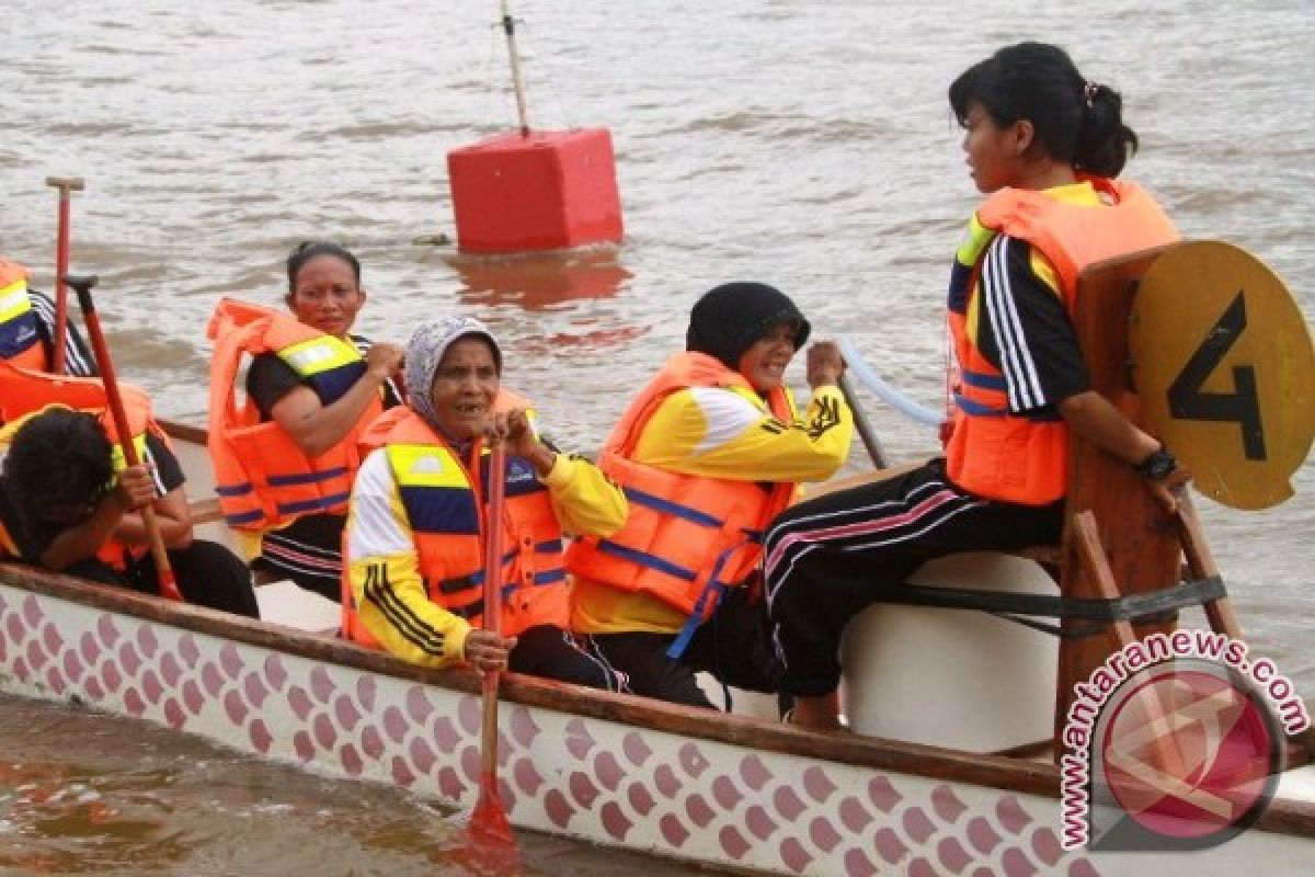 Nenek 60 Tahun Ikuti Lomba Perahu Naga