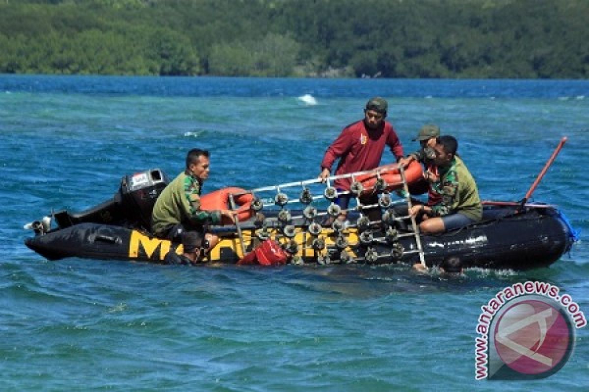 Prajurit Marinir Tanam Terumbu Karang di Situbondo