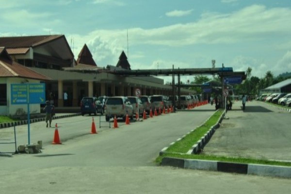 Some Jayapura residents cancel homecoming plans due to high air prices