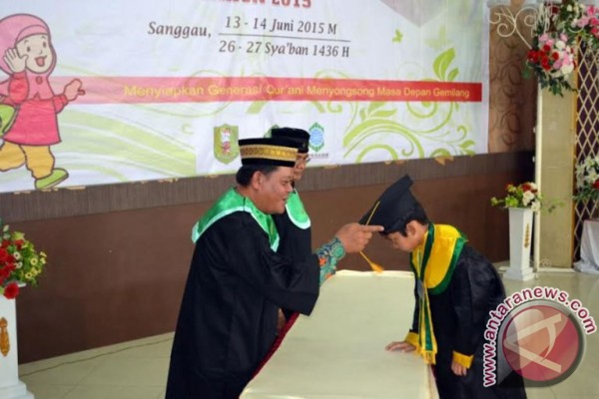 Bupati Sanggau Wisuda Seribu Santri