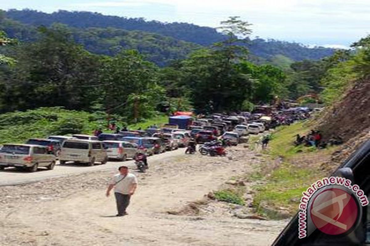 Arus mudik tahun baru lewat jalur darat padat