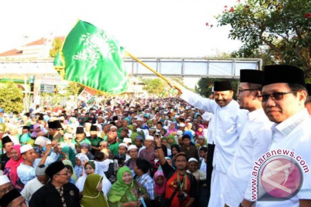 Jalan Sehat Bersarung Pasuruan Pecahkan Rekor MURI