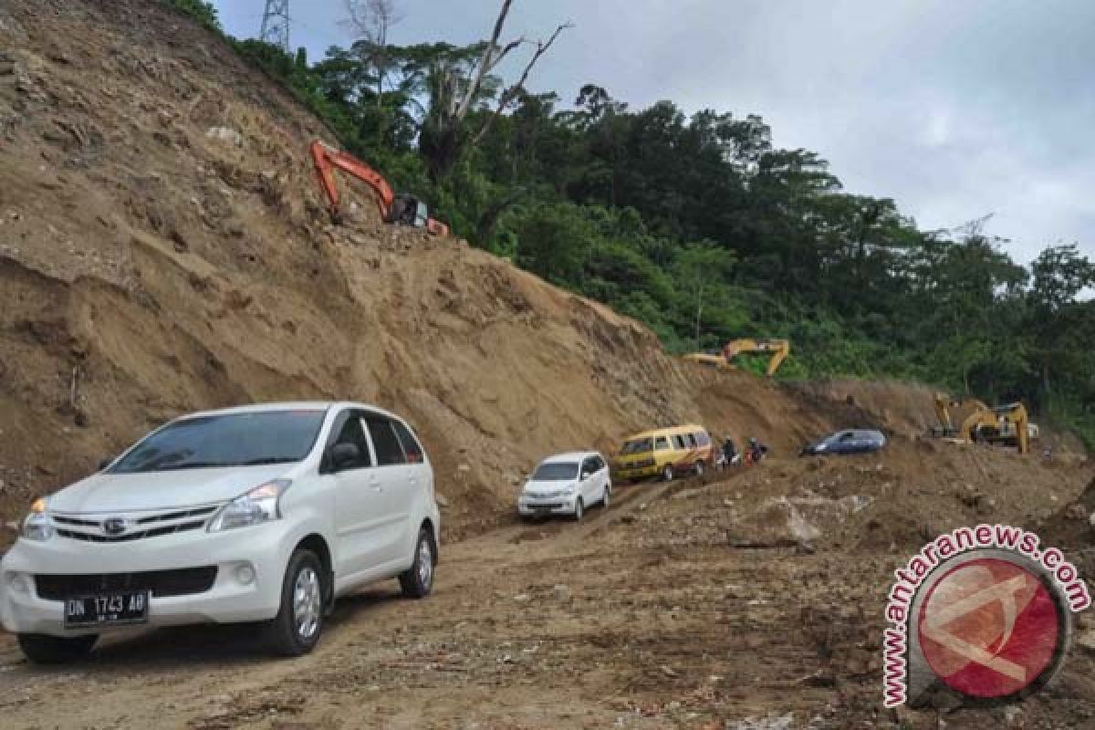 Jalur trans Sulawesi putus akibat longsor Salleto