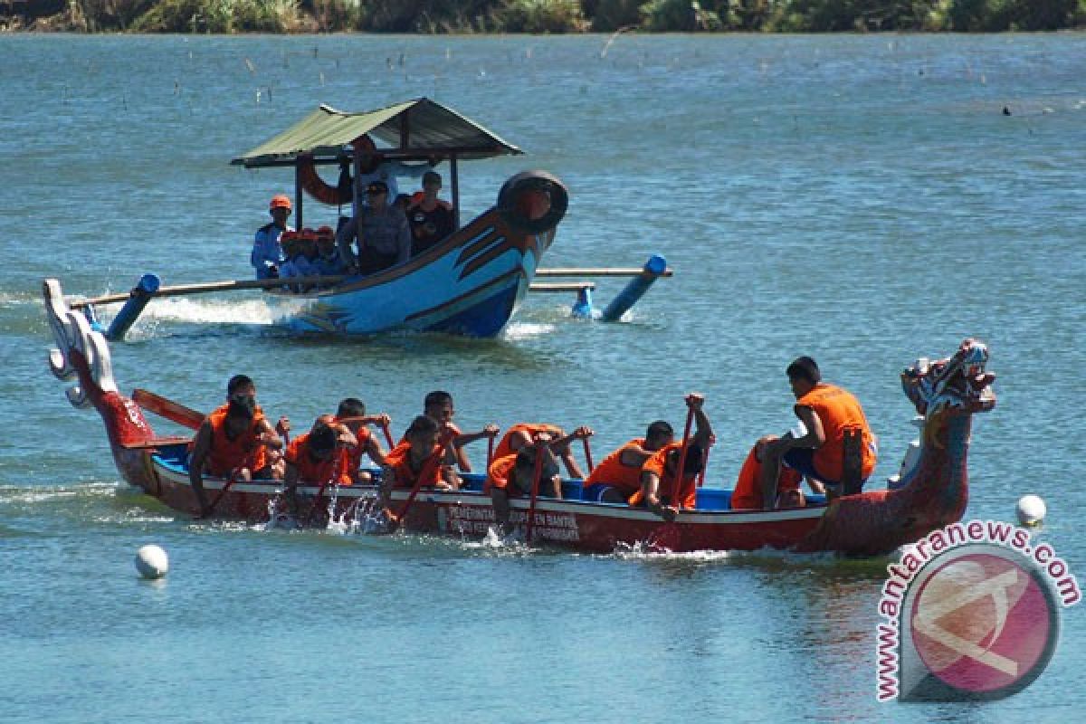 Festival Perahu Naga Parangtritis diikuti 20 tim