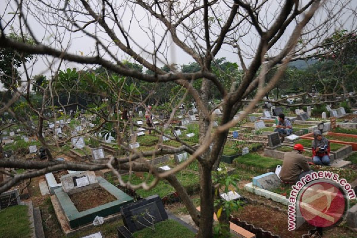 Warga Bogor ziarah kubur di hari kedua Lebaran