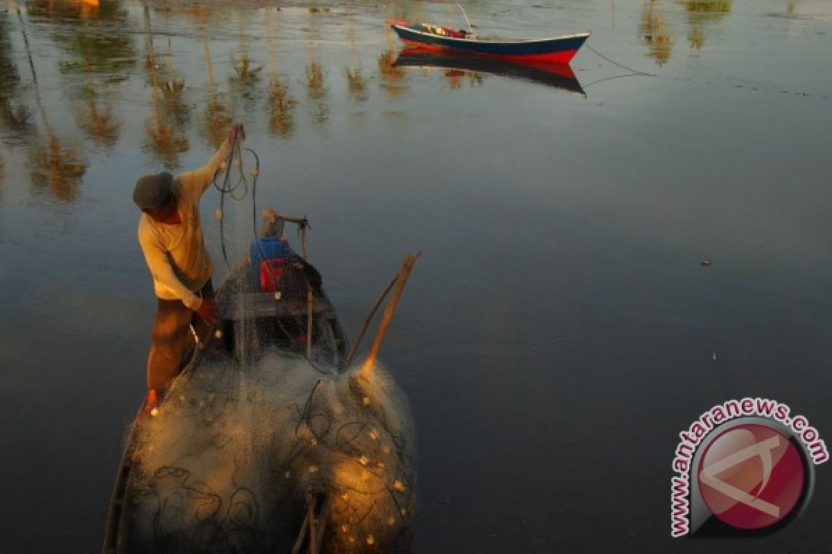 Nelayan Kendawangan Keluhkan Solar Langka