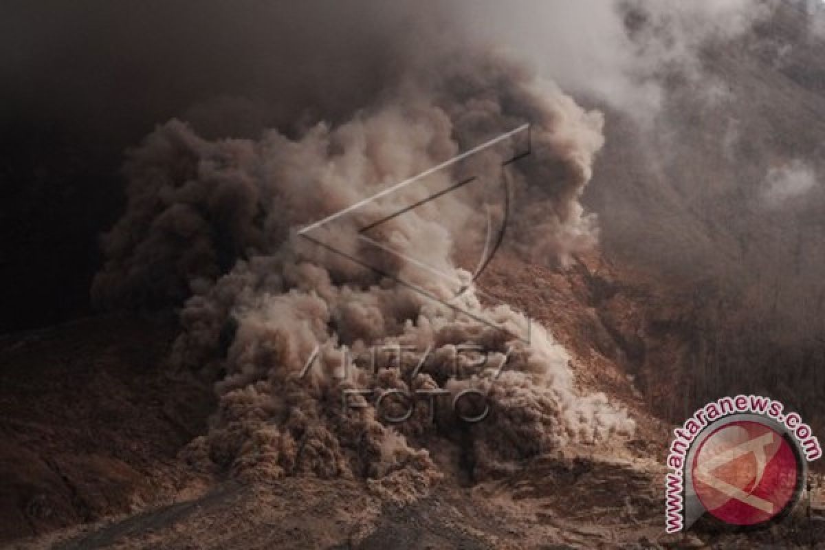 Volcanic ash from Mt Sinabung affects four sub-districts