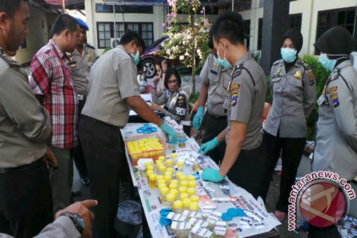 Polresta Banjarmasin Lakukan Tes Urine 400 Personil 