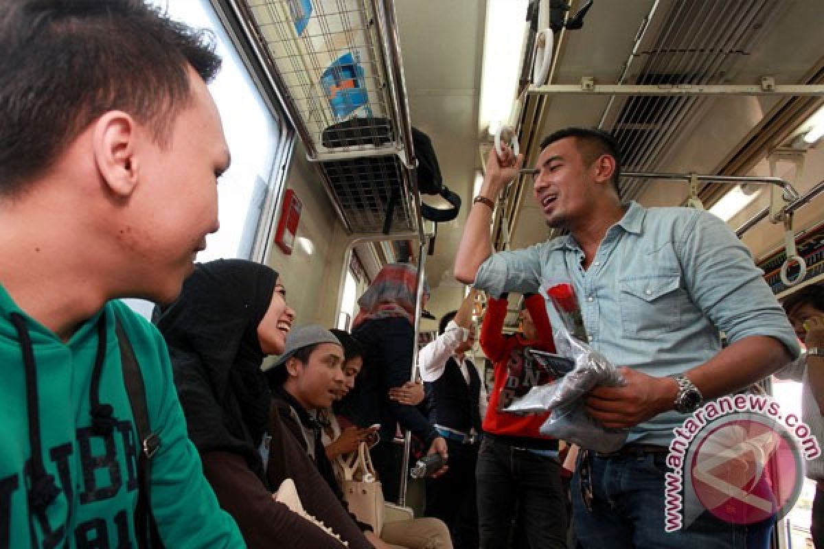 Rio Febrian promosi lagu di KRL