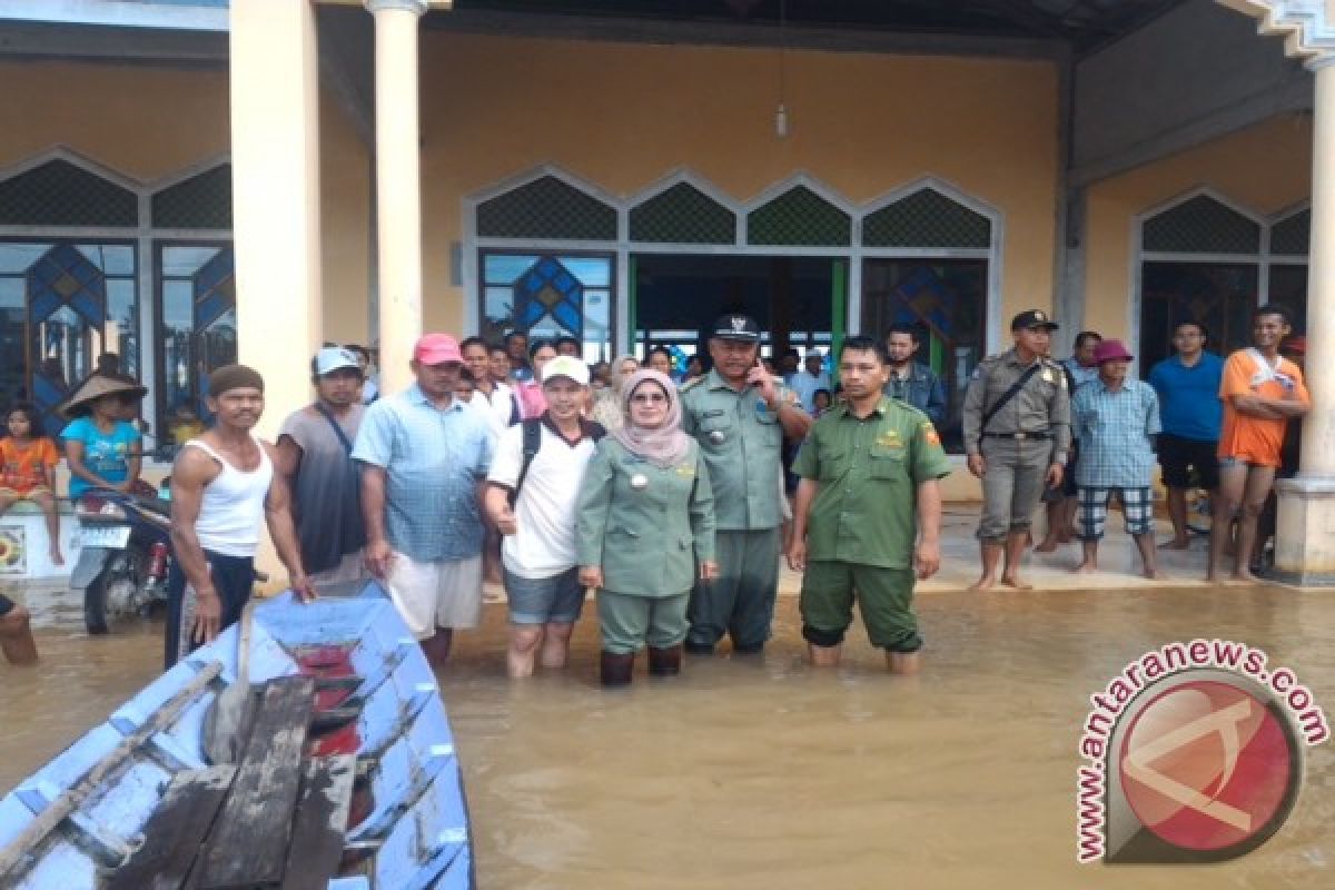 Bupati Sambas Kunjungi Korban Banjir di Tebas