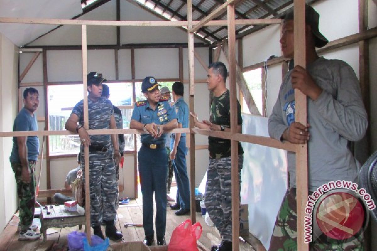 Prajurit TNI AL Gelar Bedah Rumah Nelayan