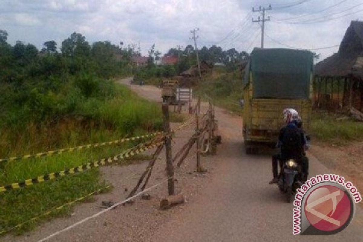 Tebing jalan lintas Bajubang Batanghari longsor