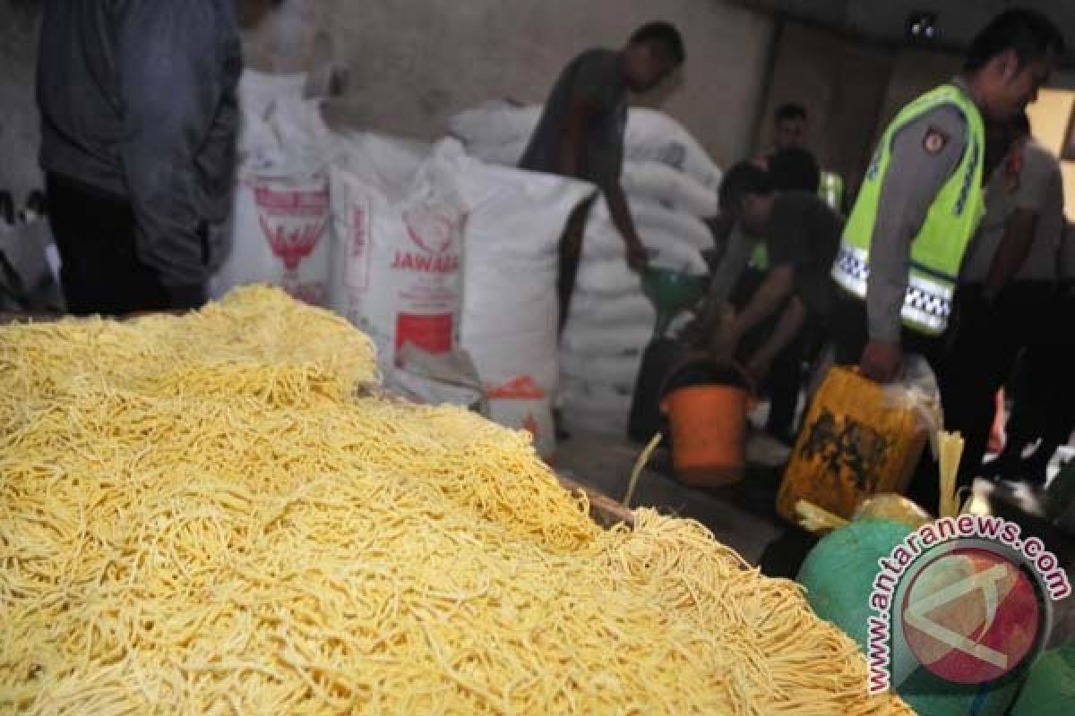 Mi dan tahu berformalin disita dari Pasar Cikampek