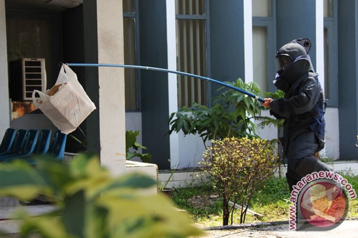 Polisi periksa benda mencurigakan di trotoar Jalan MH Thamrin Jakarta