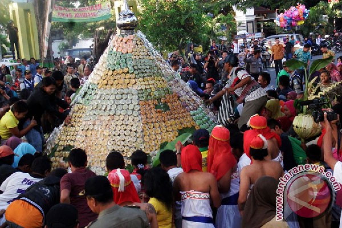 Ribuan orang berebut gunungan Gerebeg Maulud