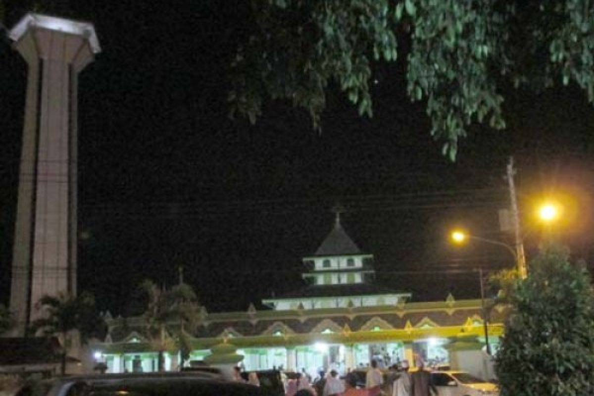 Umat Islam Kota Magelang Khusyuk Tarawih Pertama