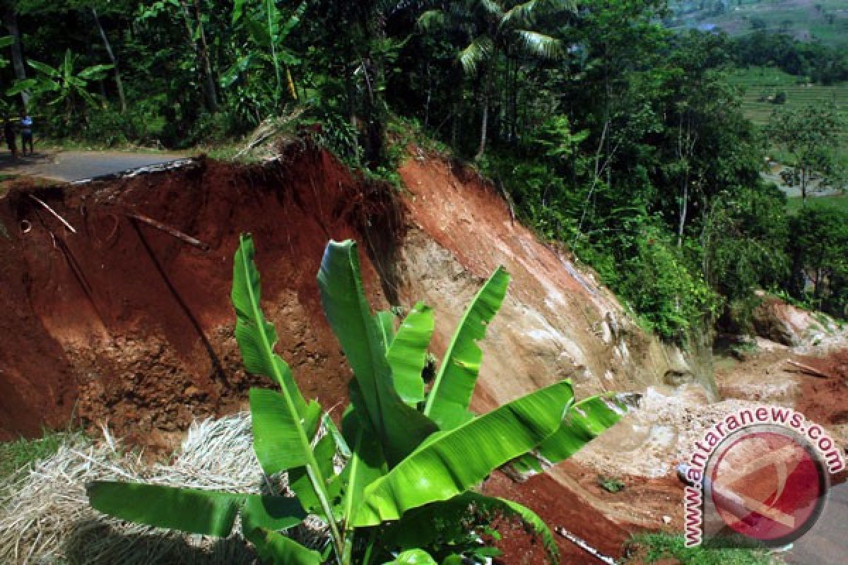 Bencana longsor putus jalan antardesa di Purwakarta