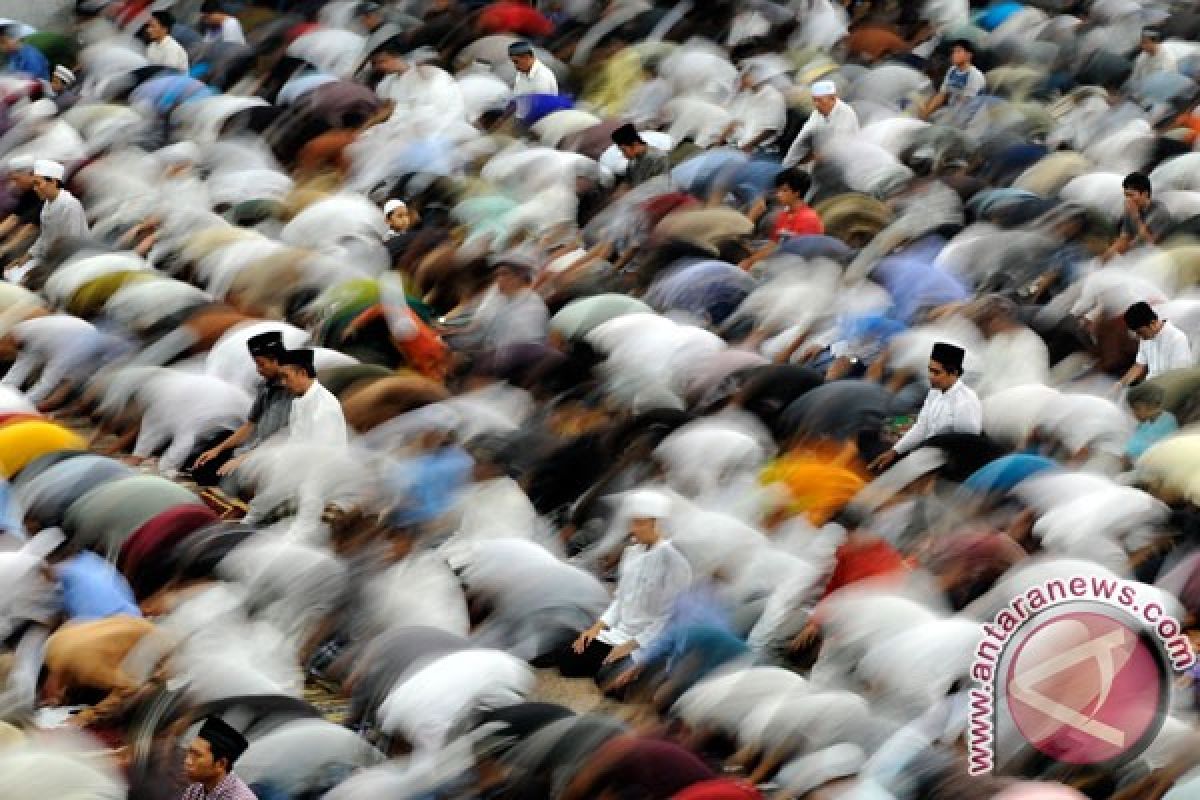Ribuan jamaah ikuti salat tarawih pertama Ramadhan