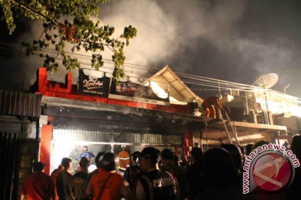 Kebakaran Toko di Surabaya Telan  Tiga Korban Jiwa