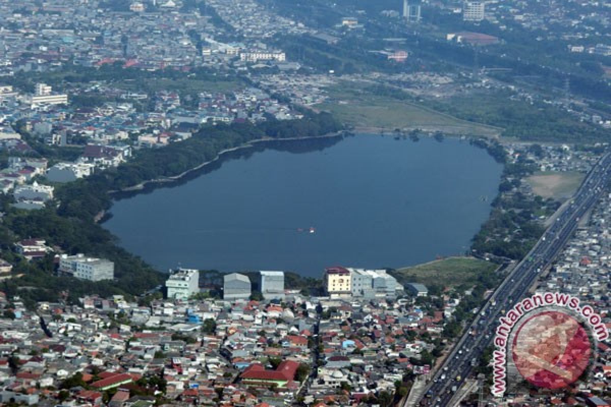 Sumber air baku dari sungai Jakarta hanya empat persen