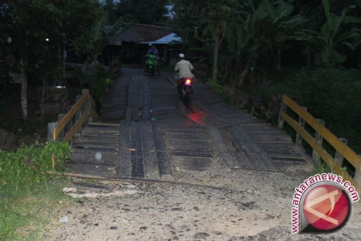 Two Trans Kalimantan Bridges to Collapse
